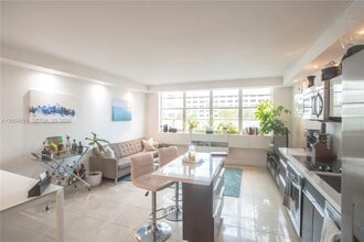 Building Photo - 801 Brickell Bay Dr