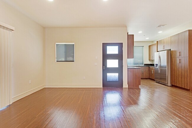 Building Photo - LUXURY 2 BEDROOM, 2 BATH