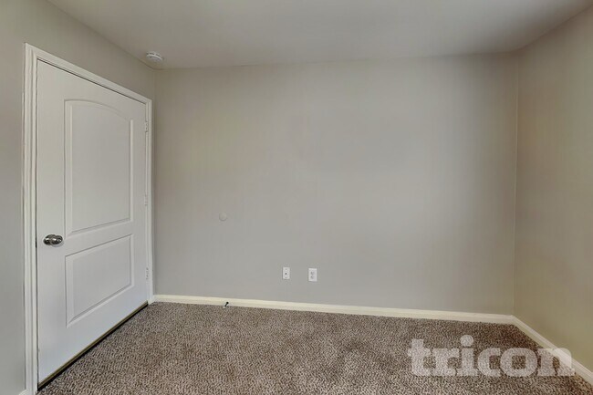 Foto del edificio - 4817 Cedar Springs Dr