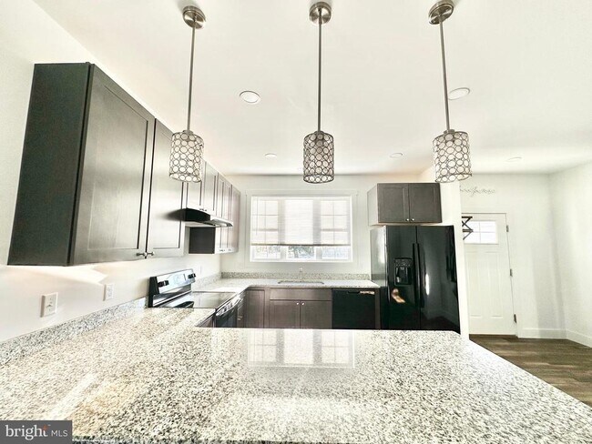 Foto del edificio - 350 N Main St