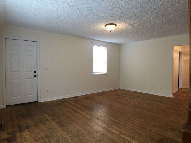 Building Photo - Radford, 4BR / 4BA, Available Now
