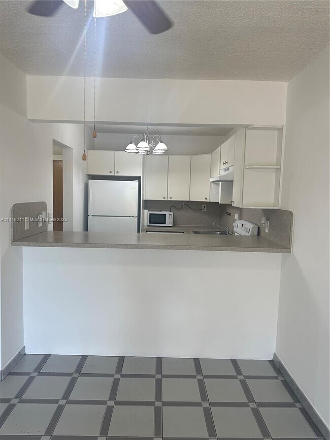 Foto del edificio - 8990 SW 24th St