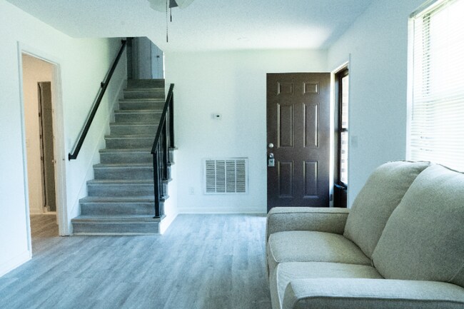 Building Photo - 4040 Knollbrook Dr NW