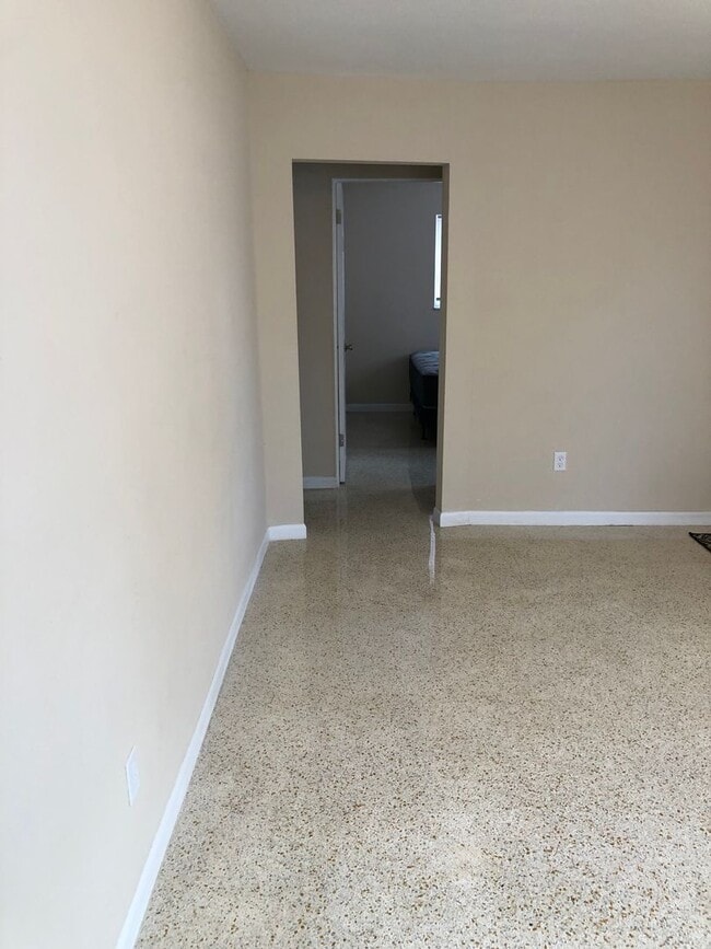 Building Photo - Quaint 2/1.5 bath home