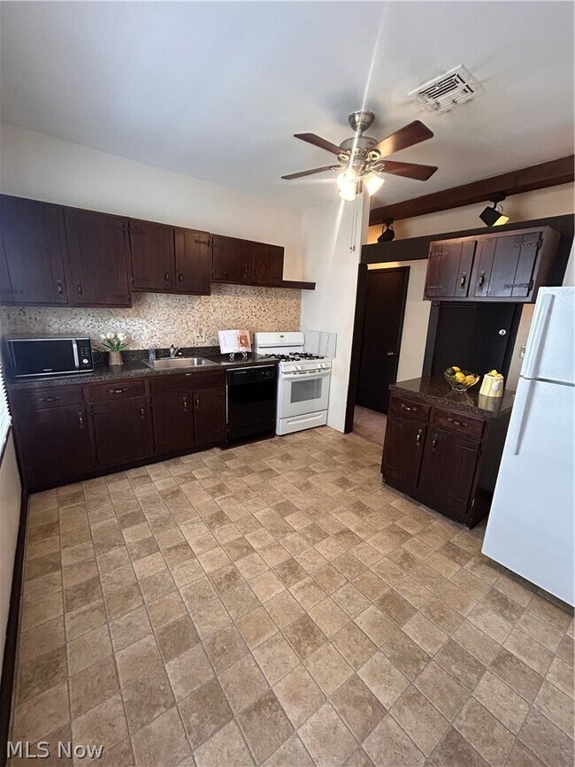 Building Photo - 1707 W 31st Pl