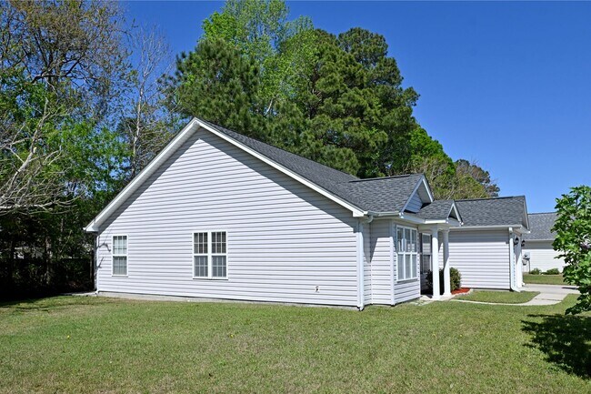 Foto del edificio - Charming 3BR Ranch in Osprey Woods – Screened Porch & Vaulted Ceilings