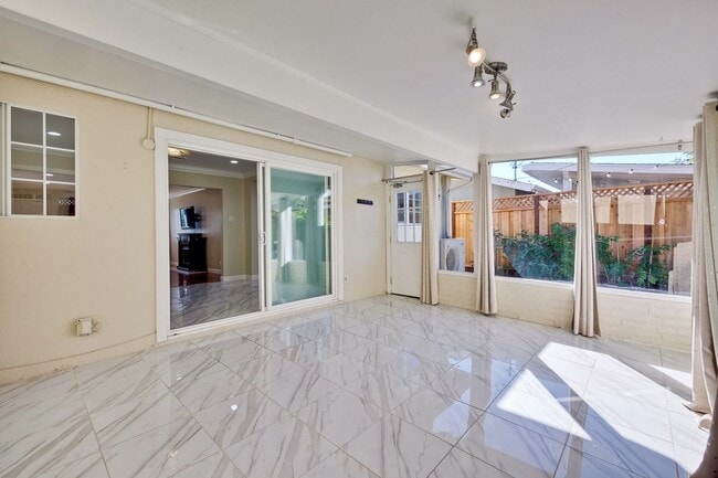 Foto del edificio - Turnkey Home with Natural Light & Upgrades...