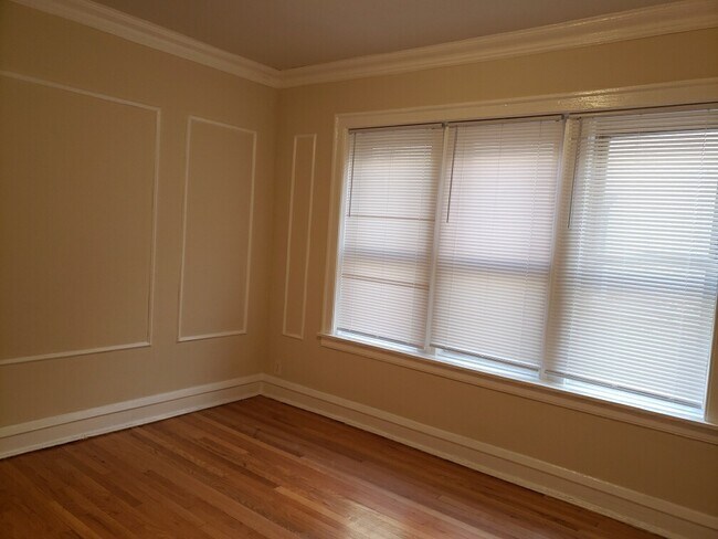 Building Photo - Large Rehabbed Beverly 2 Bedroom w/Gas & H...