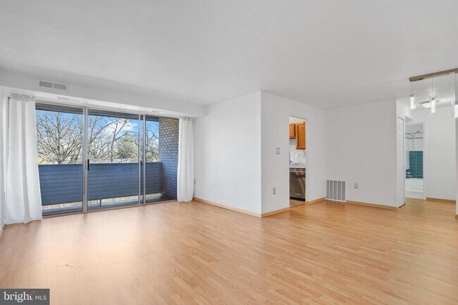 Building Photo - 5606 Bloomfield Dr