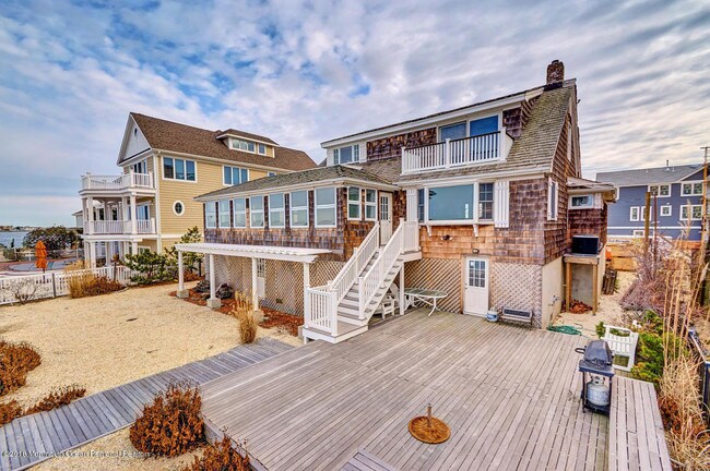 Building Photo - 547 Normandy Dr