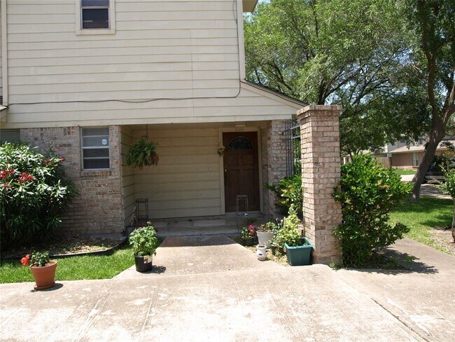 Building Photo - 10838 Sugar Hill Dr