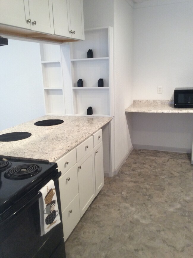 Work Station/Kitchen Desk - 919 Phillips St