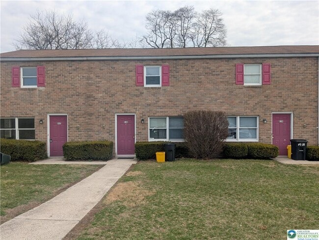 Building Photo - 121 E Hillcrest Ln