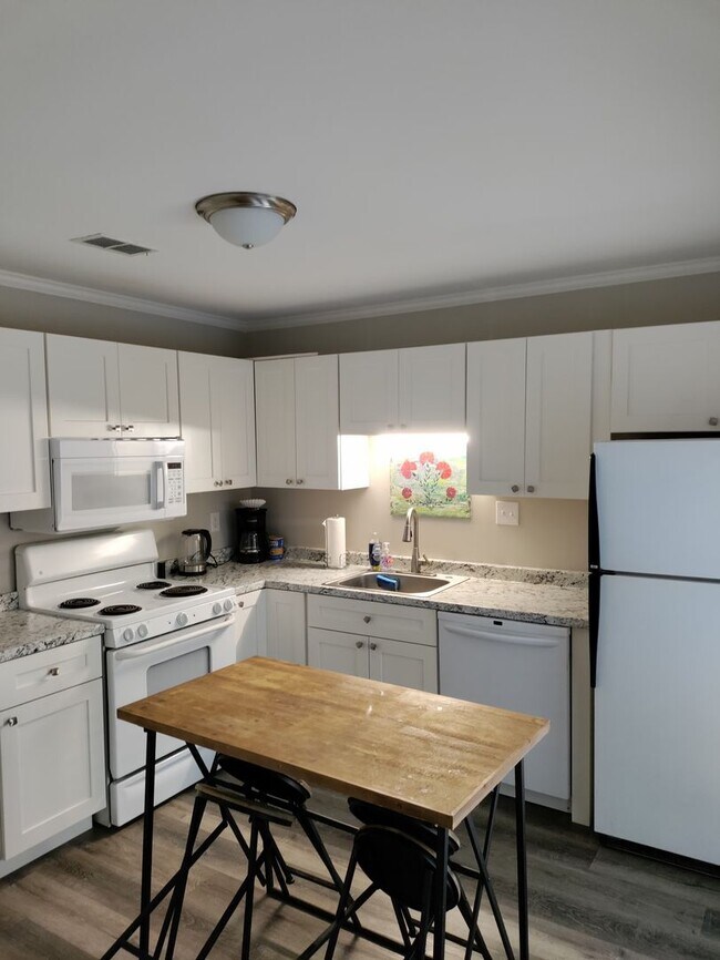 Building Photo - FURNISHED OPTION - Cute Sleepy Hollow Flat...