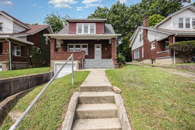 Photo - Renovated 3 bedroom minutes from Hyde Park! House