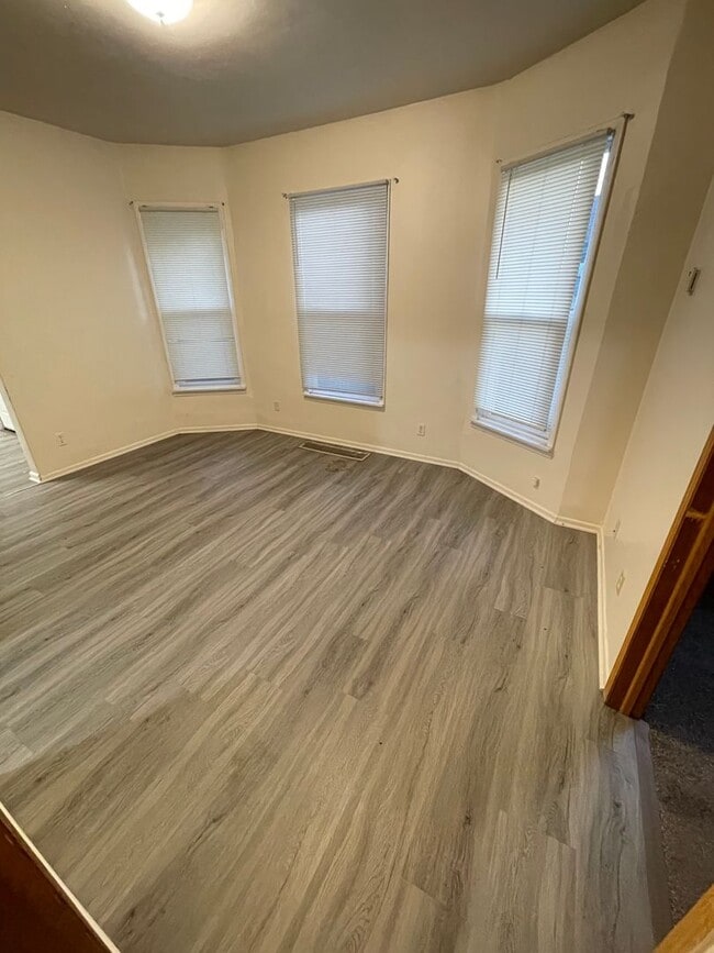 Building Photo - 410 N 52nd Ave W