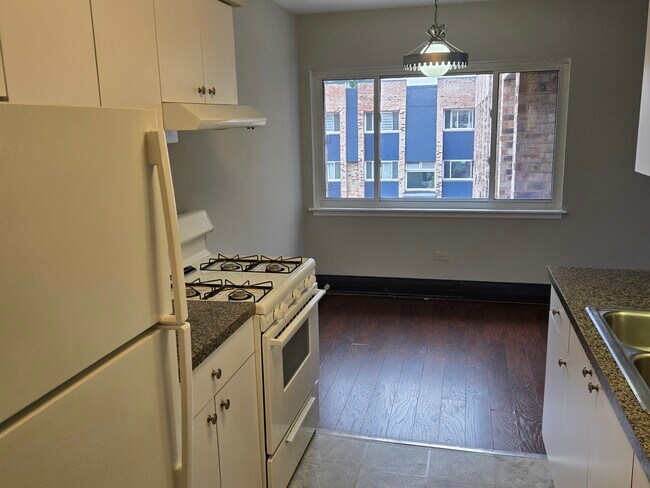 Foto del edificio - 8655 1/2 W Foster Ave