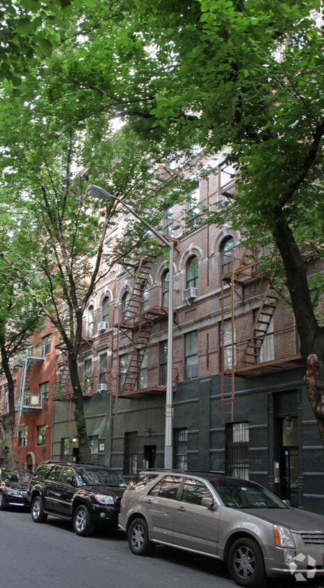 Primary Photo - 325 E 92nd St
