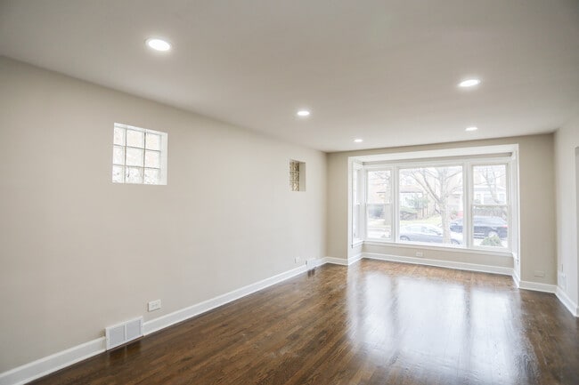 Foto del edificio - 3126 W Chase Ave