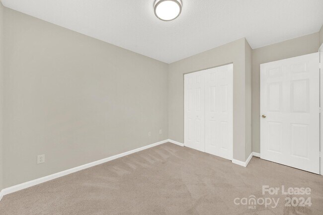 Foto del edificio - 9009 4 Mile Creek Rd