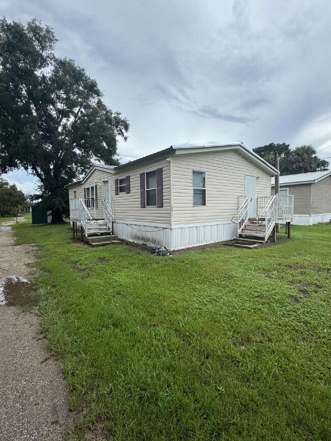 Building Photo - "Charming 3-Bed Oasis in Gibsonton – 1,235 Sq. Ft. of Cozy Living!"