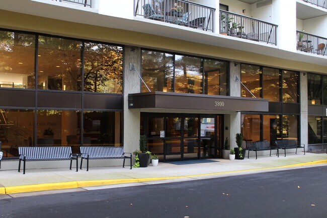 Entrada del edificio - 3800 Powell Ln