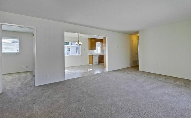 Foto del edificio - Spacious 3 Bed 2 Bath Condo Located Walking Distance to California Ave.