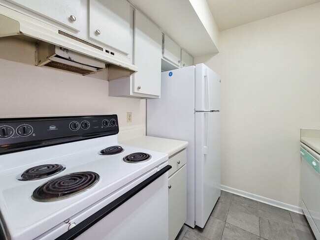 Foto del edificio - Two Bedroom Condo Near Med Center!