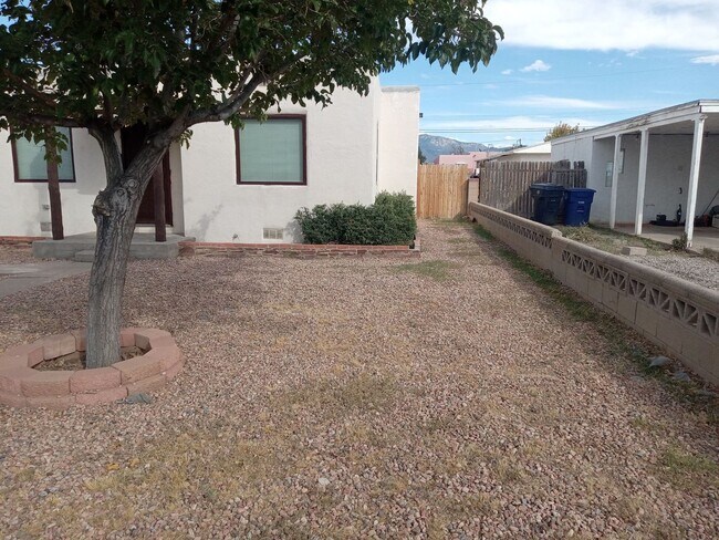 Foto del edificio - **4 Bedroom 2 Bath Home Located in Northea...