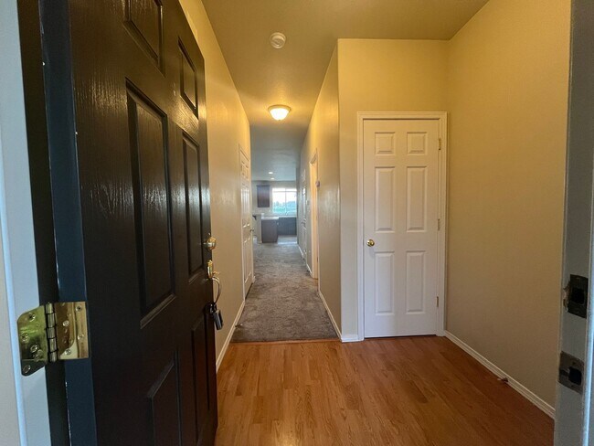 Building Photo - Gorgeous Single Family home in great condition with private patio - $500 Move in incentive