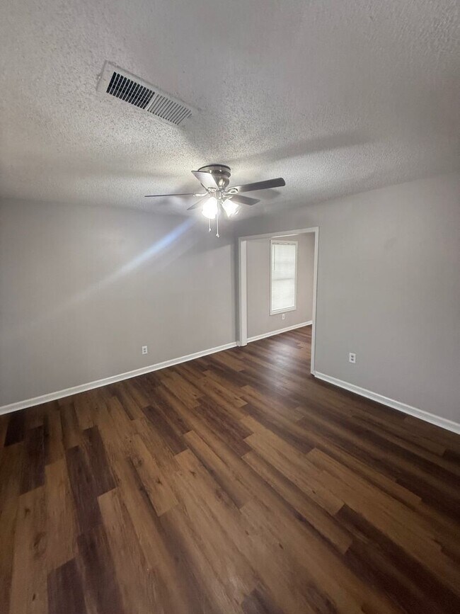 Foto del edificio - 4 Success is now offering this spacious 3 bedroom home 1.5 bathroom home in a very quiet neighbor...