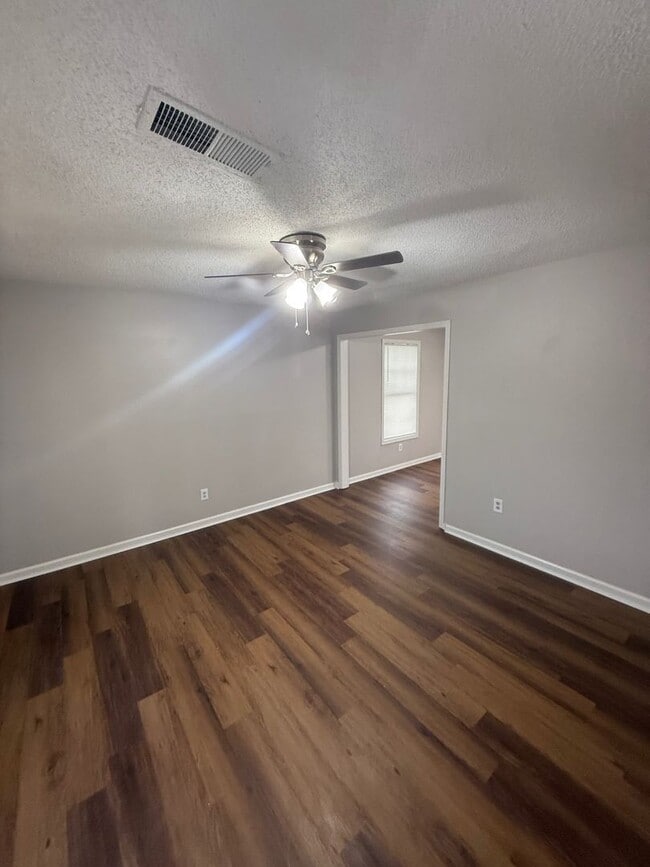 Photo - 4 Success is now offering this spacious 3 bedroom home 1.5 bathroom home in a very quiet neighbor...