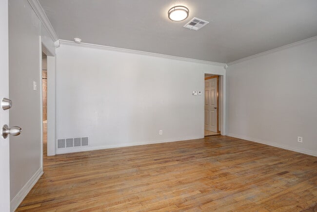 Building Photo - 910 Garver St