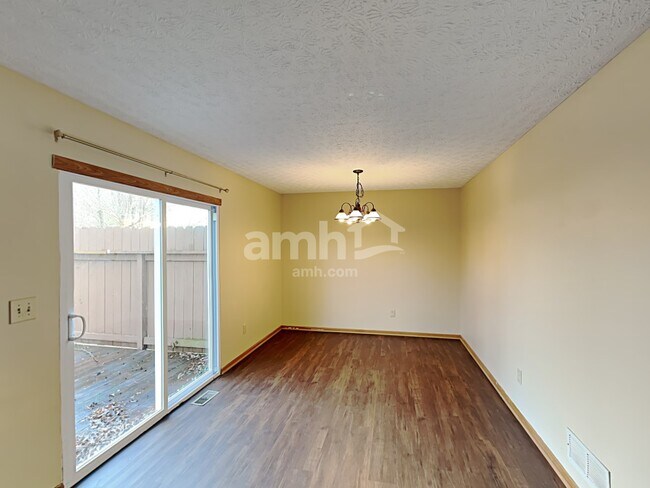 Foto del edificio - 6768 Fallon Ln