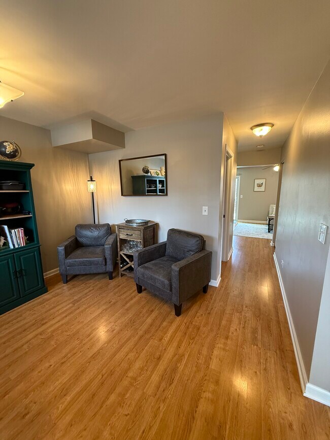 Building Photo - 7S478 Lynn Dr