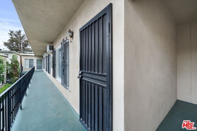 Building Photo - 147 N La Peer Dr