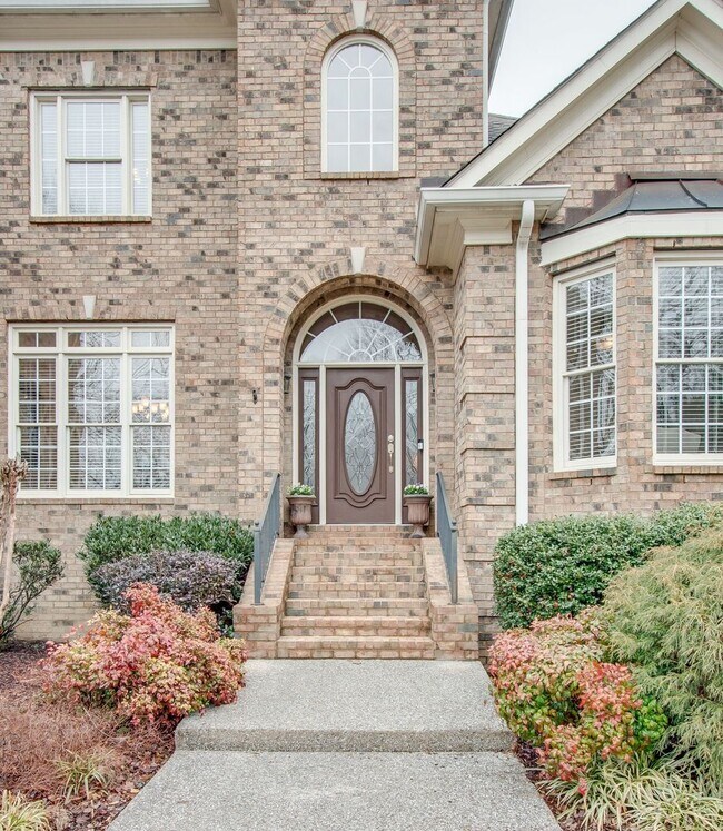 Foto del edificio - 5 Bedroom in Temple Hills! 4 Car Garage an...