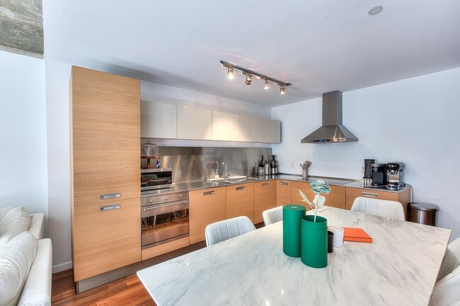 Building Photo - 445 Av Av Viger O,