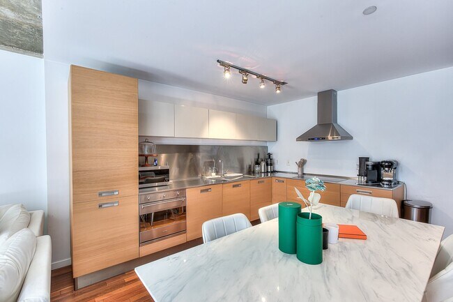 Building Photo - 445 Av. Viger O