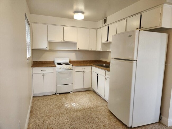 Building Photo - 3200 Fairway Ln