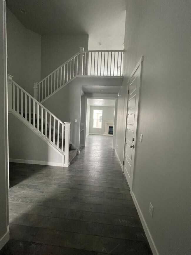 Building Photo - GORGOUS