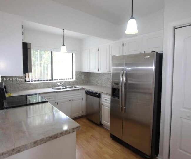 Building Photo - 6502 Kendale Lakes Dr