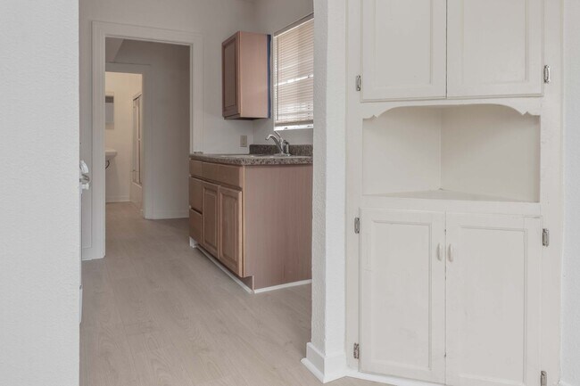 Building Photo - 6613 Crenshaw Blvd