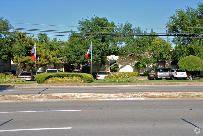 Building Photo - Oak Park