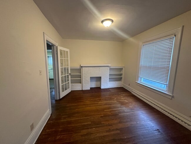 Building Photo - 3 Bedroom Home Available in July