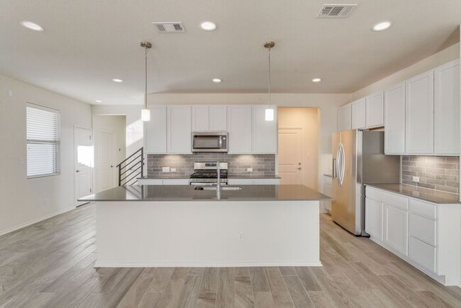 Foto del edificio - 9100 Garnet Dr, Austin, Texas 78729