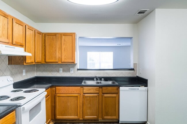 Building Photo - Crescent Pointe Townhomes