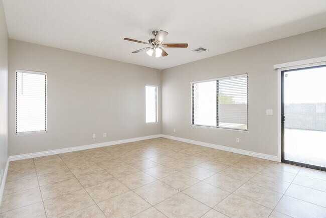 Foto del edificio - 2191 E Greenlee Ave