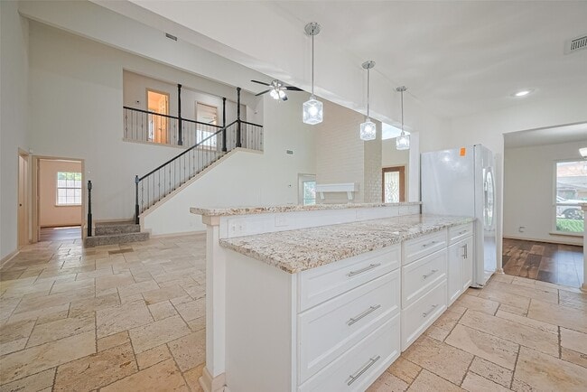 Building Photo - 982 W Donovan St