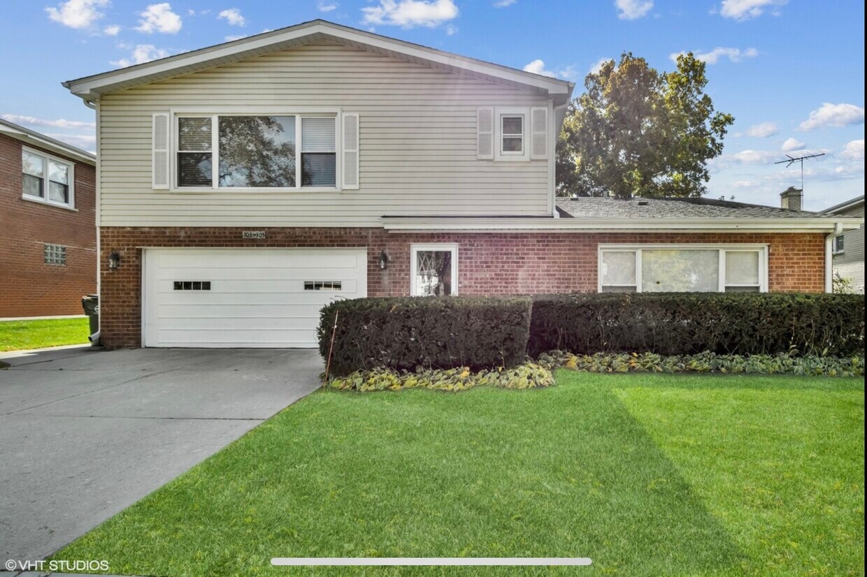 Primary Photo - 303 E Valley Ln